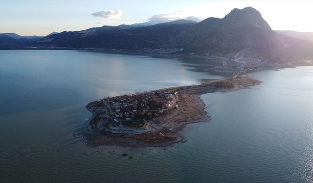 Su seviyesi 25 santimetre yükselen Eğirdir Gölü yeniden birleşti
