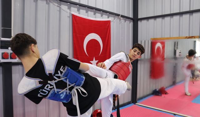 Türkiye şampiyonluğunu hedefleyen tekvandocu kardeşleri antrenör babaları çalıştırıyor