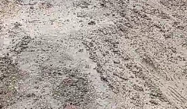 Kadirli’de yollar çamur içinde Mahalleli evine zor giriyor