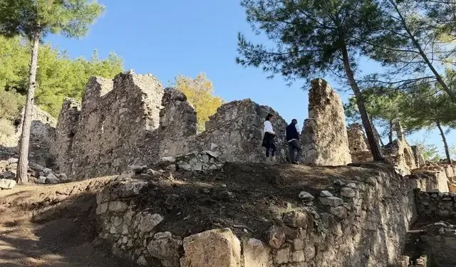 3 bin yıllık antik kentte 'kıskanan çatlasın' yazılı mozaik bulundu