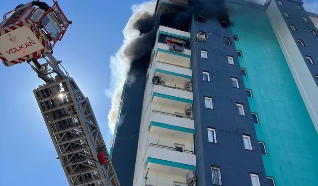 Adana'da 13 katlı binada çıkan yangında mahsur kalan hamile kadın kurtarıldı