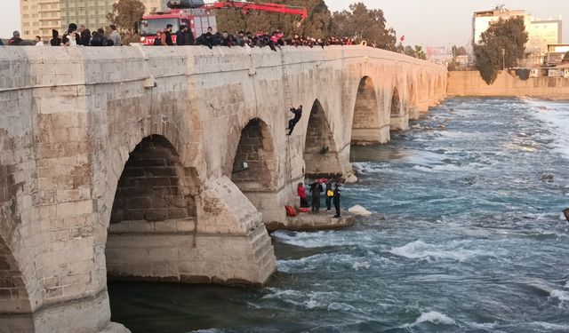 Adana'da akıntıya kapılan iki kişi itfaiye tarafından kurtarıldı