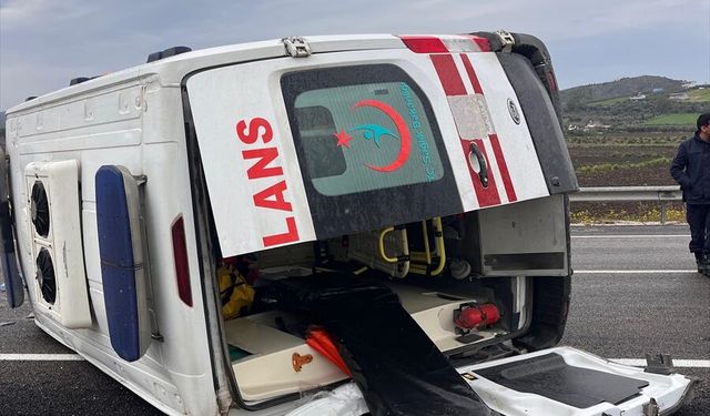 Adana'da devrilen ambulanstaki 3 sağlık personeli yaralandı