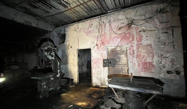 Adana'da mobilya atölyesinde çıkan yangın hasara neden oldu