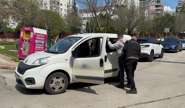 Adana'da polis ekipleri okulların çevresinde denetim yaptı