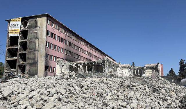 Adana'da yangında zarar gören eski hastane binasının yıkımına başlandı