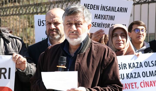 Adana’da Yıkılan Üst Geçit İçin Vatandaşlardan Eylem