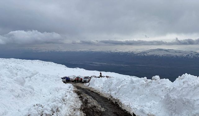 Ağrı Dağı'nda haber alınamayan kadın dağcı için arama çalışması sürüyor