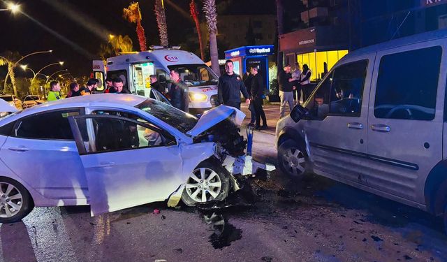 Alanya'da iki otomobilin çarpışması sonucu 3 kişi yaralandı