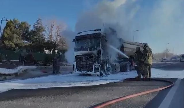 Ankara'da seyir halindeki hafriyat kamyonu yandı