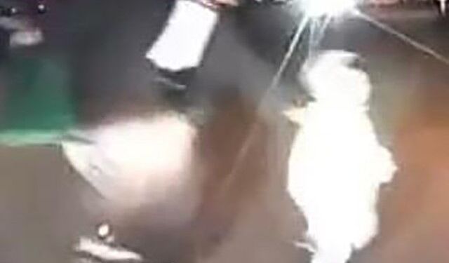 Annesinin elinden kaçıp yola koşan çocuk kazadan kurtuldu