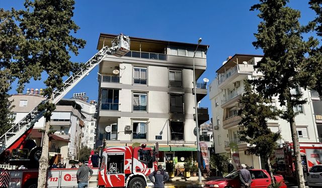 Antalya'da apartman dairesinde çıkan yangında 6 kişi dumandan etkilendi