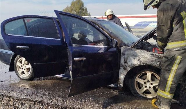 Antalya'da seyir halindeki otomobilde çıkan yangın söndürüldü