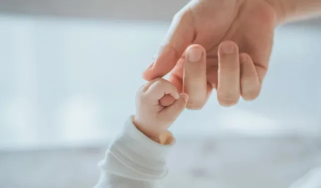 Osmaniye’de  Bebekler Neden Ayaklarını Ağzına Götürür?