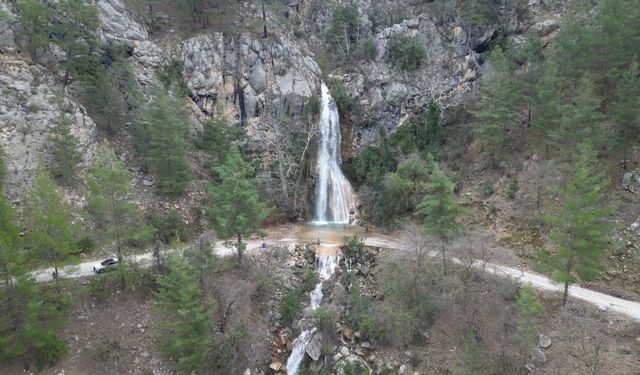Bucak'taki Kızıllı Şelalesi ziyaretçilerine görsel şölen sunuyor