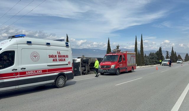 Burdur'da devrilen tırın sürücüsü yaralandı
