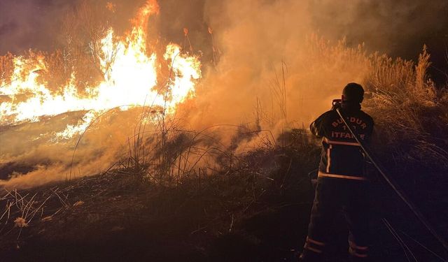 Burdur'da sazlıkta çıkan yangın söndürüldü