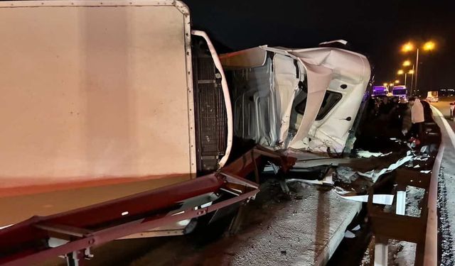 Büyükçekmece TEM Otoyolu'nda tır devrildi