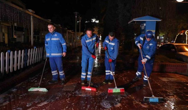 Büyükşehir ekipleri gece boyunca temizlik çalışması gerçekleştirdi
