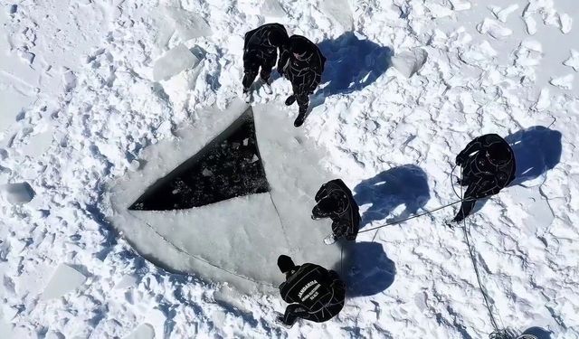 Buzla kaplı gölette nefes kesen dalış