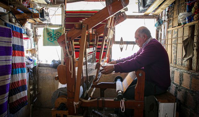Dokumacılığı yaşatmak için atölyesindeki tezgahı evine taşıdı