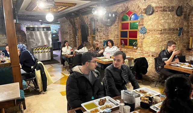 Fatih'te üniversite öğrencileri iftarda buluştu