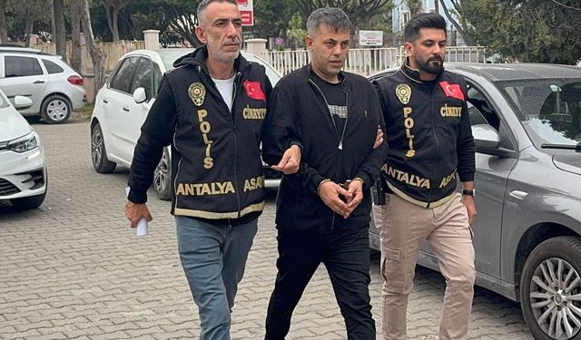 GÜNCELLEME - Antalya'da 1 kişinin öldüğü, 2 kişinin yaralandığı silahlı kavgaya ilişkin aranan zanlı yakalandı