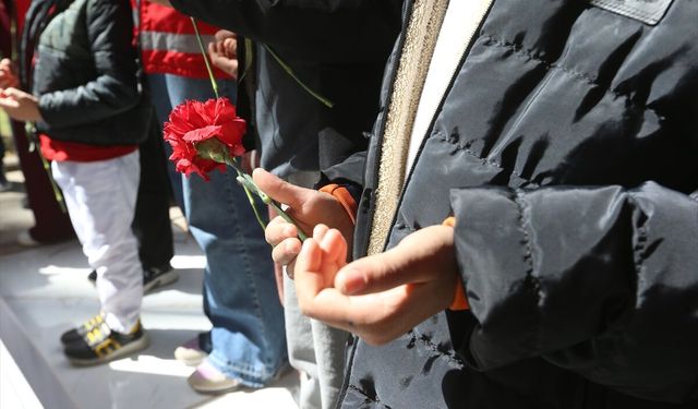 Hatay'da devlet korumasındaki çocuklar şehitliği ziyaret etti