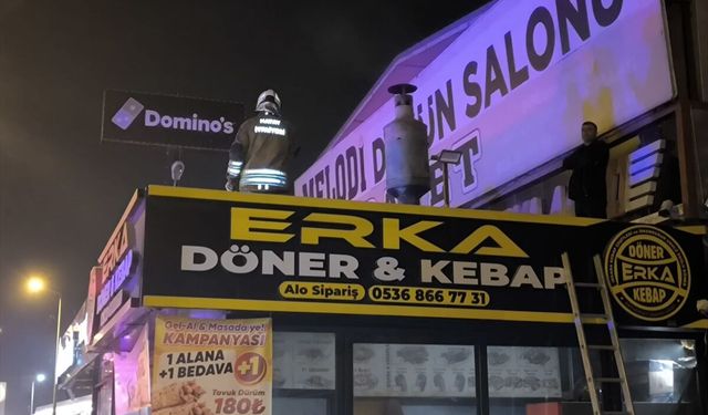 Hatay'da iş yerinde çıkan yangında 2 kişi dumandan etkilendi