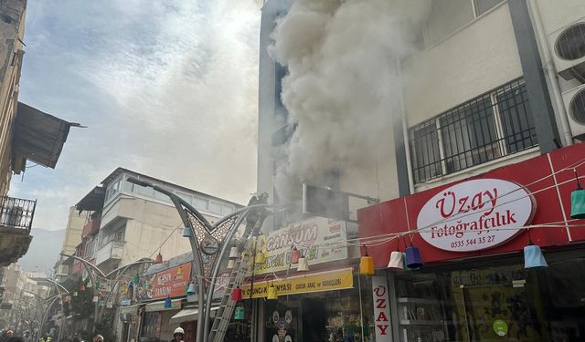 Hatay'da oyuncak dükkanında çıkan yangın itfaiye ekiplerince söndürüldü