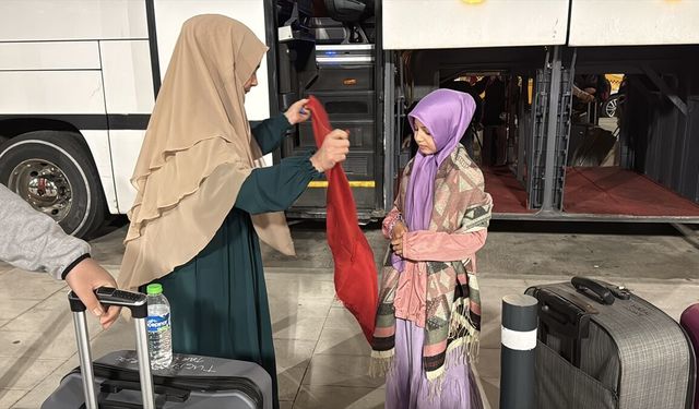 Hatay'daki depremde 72 saat sonra annesinin kucağında enkazdan çıkarılan Hazal ailesiyle umreye gitti