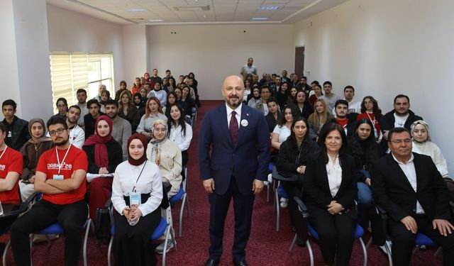 İl Sağlık Müdürü Halil Nacar, Doğu Akdeniz Bölgesel Kariyer Fuarı'nda gençlerle buluştu