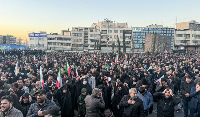 İran’da Hamaney İçin Sokaklar Doldu