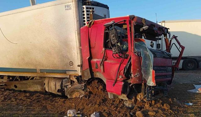 İran'da yeri delen füzenin şarapnel parçasının isabet etmesiyle genç şoföre mezar olan tırın görüntüsü ortaya çıktı