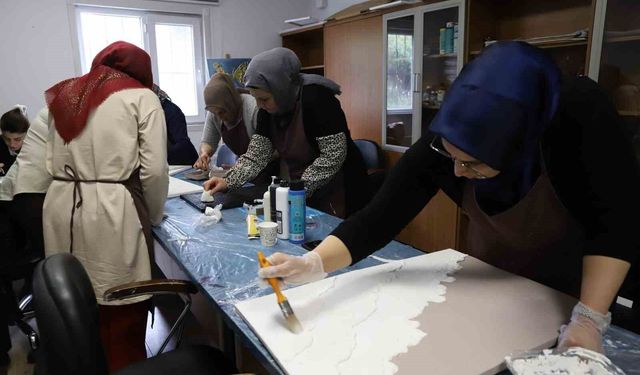 Kadınlar atölyede hem üretiyor hem dayanışmayı büyütüyor