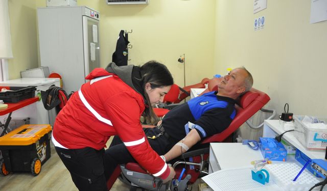 Kan bağışçısı zabıta hastalara umut olmak için 15 yıldır Türk Kızılayın yolunu tutuyor