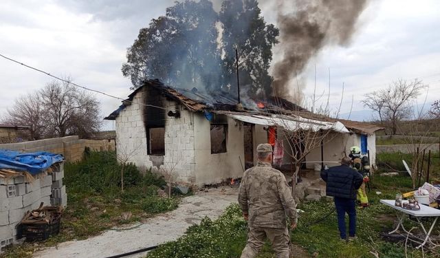 Kırıkhan'da müstakil ev alevlere teslim oldu