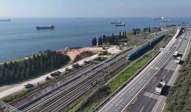 Kocaeli'de yüksek hızlı trenin çarptığı kişi hayatını yitirdi