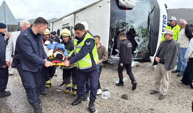 Konya-Antalya Yolunda  Yolcu Otobüsü Devrildi: 14 Yaralı