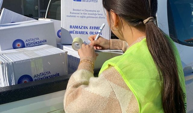 Kumluca'da ihtiyaç sahiplerine ramazan kolisi yardımı yapıldı