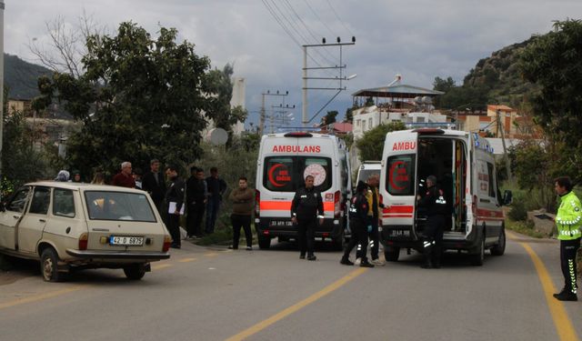 Mersin'de elektrik direğine çarpan otomobildeki 2 kişi yaralandı