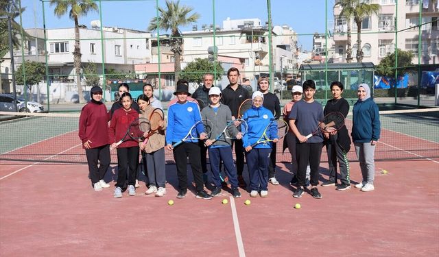 Mersin'in Akdeniz ilçesinde gençler için tenis kursu veriliyor