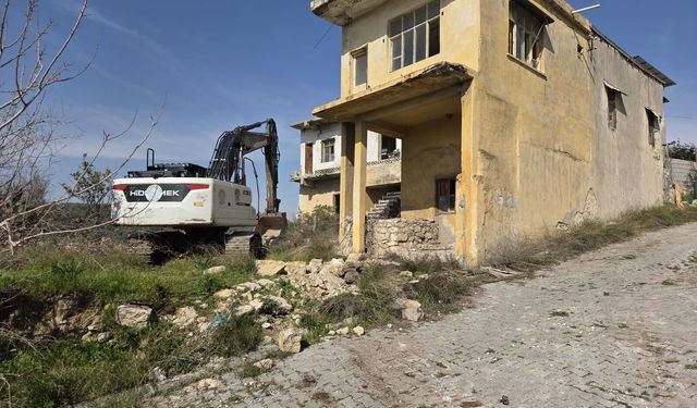 Mersin'in Akdeniz ilçesinde iki katlı metruk bina kontrollü şekilde yıkıldı