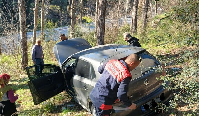 Osmaniye’de Otomobil Şarampole Devrildi