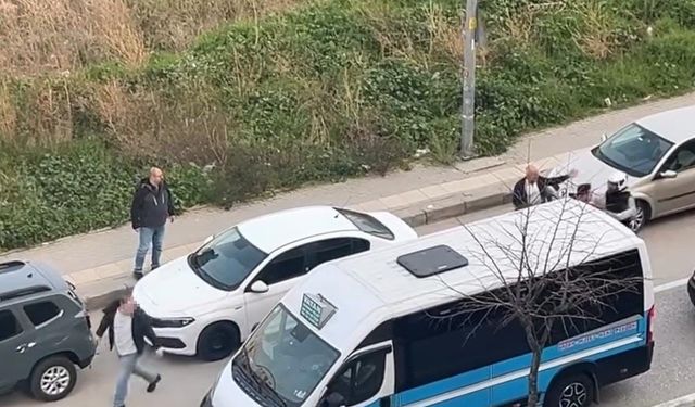 Otomobil sürücüsü motosikletliye copla saldırdı