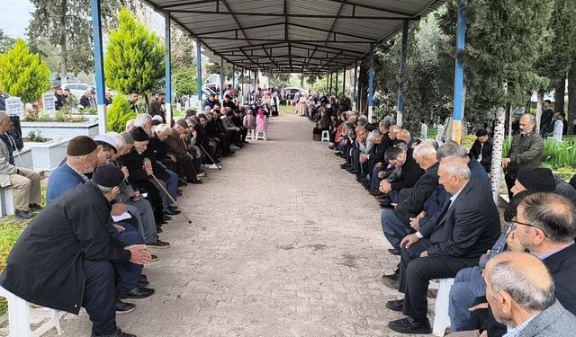 Sakızgediği’nde Mezarlıkta 33 Yıllık Bayram Geleneği
