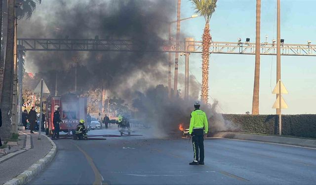 Seyir halindeki otomobil alev alev yandı: 2 kişi son anda kurtuldu