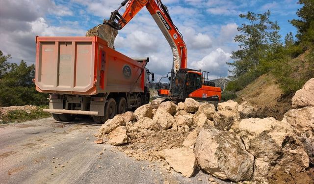 Tarsus ilçesinde yola düşen kaya parçaları kaldırıldı