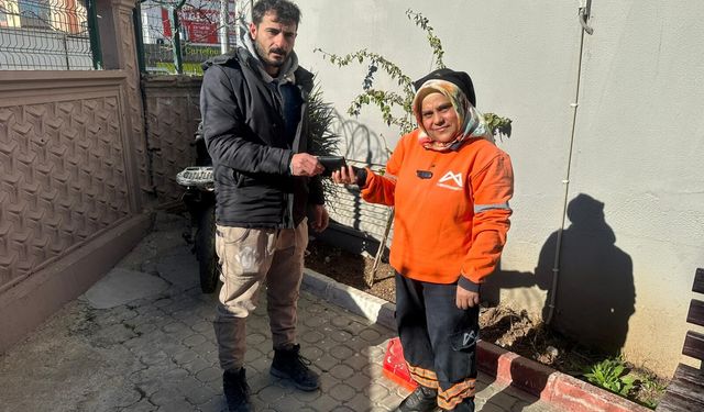 Tarsus'ta temizlik personeli yerde bulduğu cüzdanı sahibine ulaştırdı