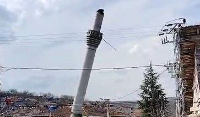 Tokat'ta depremde hasar alan cami minaresi kontrollü şekilde yıkıldı